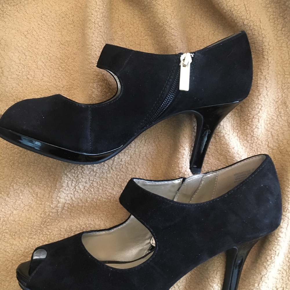 Bandolino black suede heels